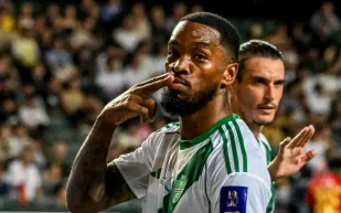 إيفان توني يتفوق على لاعبي الدوري السعودي في 2025 برقم قياسي