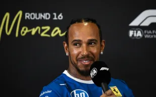 لويس هاميلتون يحقق رقمًا قياسيًا في الفورمولا 1 رغم تحدياته مع فيراري