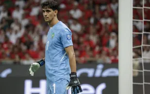 في مشهد عفوي.. ابن ياسين بونو يُجري مقابلات إعلامية بدلاً من والده (فيديو)