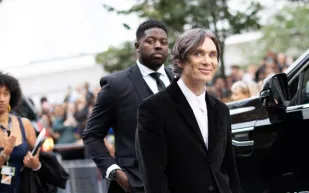 كيليان مورفي يثير الجدل مجددًا بتعابير وجهه اللامبالية أمام تايلور سويفت