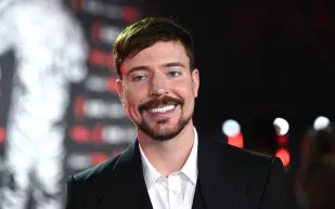 في مشهد لفت الأنظار: ظهور مفاجئ لمستر بيست في شوارع الرياض (فيديو)