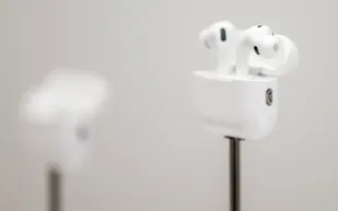 تحديث جديد لـ AirPods من آبل.. هذه أبرز الميزات وطريقة التثبيت (فيديو)