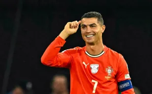 رونالدو يتخطى كافة الأرقام ويبلغ 141 هدفًا بقميص البرتغال (فيديو)