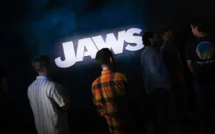 قطعة نادرة من فيلم "Jaws" تُباع بمبلغ ضخم في مزاد عالمي