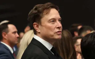 إيلون ماسك يحاول إصلاح علاقته المتوترة مع الإعلام.. ماذا فعل؟