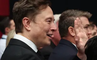 روبوت تسلا يلفت الأنظار بمهارات قتالية.. بداية عهد جديد للذكاء الاصطناعي