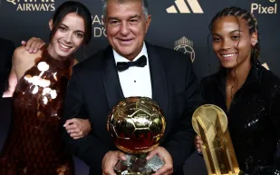 لابورتا يصف منتقديه بـ"العميان" ويؤكد نجاح إدارته في إنقاذ برشلونة ماليًا