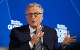 بيل غيتس: تحسين حياة الناس أولى من الهلع المناخي
