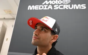 خورخي مارتن يتعرض لإصابة خطيرة ويغيب عن سباقات MotoGP مع أبريليا