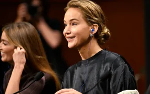 جينيفر لورانس تكشف سرّ «وجبة القمامة» التي جمعتها بروبرت باتينسون