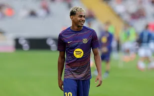 هل انتهى الجدل؟ يامال ووكيله يلتقيان بإدارة برشلونة