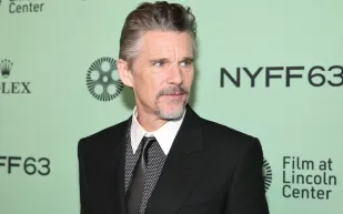 إيثان هوك يتألق في فيلم Blue Moon ويختفي خلف شخصية غريبة ومؤثرة (فيديو)