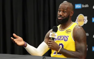 غياب ليبرون جيمس يقلق عشاق السلة: كم لقبًا حقق حتى الآن؟