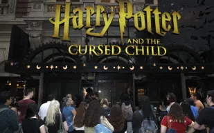 من هو إسحاق جيوت؟ الوجه الجديد الغامض في كواليس مسلسل هاري بوتر