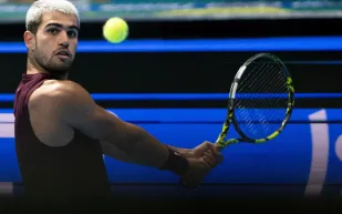 شاهد لحظة وصول كارلوس ألكاراز المصنف الأول عالميًا في التنس إلى الرياض