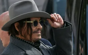 عرض ديور يتحول إلى جدل بعد تصرّف تشارليز ثيرون تجاه جوني ديب