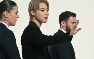 جيمين يخطف الأنظار بتألقه في عرض ديور بباريس بعد غياب لافت (فيديو)