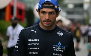 كارلوس ساينز ينتقد بثّ الفورمولا 1: "المبالغة في إظهار المشاهير تُضعف جوهر السباق"