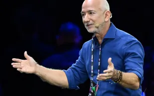 جيف بيزوس يتخيل المستقبل: كيف سيعيش البشر بحلول 2045؟