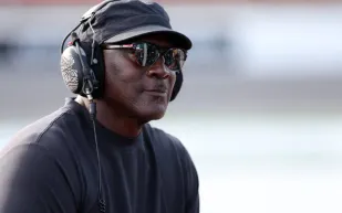 كتاب "إير جوردان" من أسولين يحتفي بـ40 عامًا من المجد الرياضي والموضة