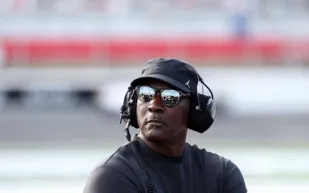 نسخة موقعة من بطاقة مايكل جوردان تحقق 2.7 مليون دولار في مزاد