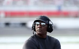 صفقة تاريخية.. بيع بطاقة مايكل جوردان النادرة بهذا السعر