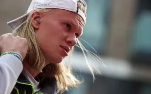 إيرلينغ هالاند يظهر بملابس غريبة في لقطة طريفة 