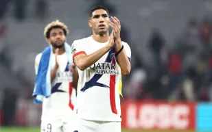 أشرف حكيمي يُثير الجدل بظهوره في "سانتياغو برنابيو" لمتابعة الكلاسيكو (فيديو)