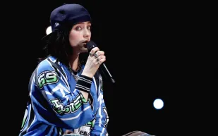 لحظة رعب على المسرح: معجب يسحب بيلي إيليش بعنف والشرطة تتدخل (فيديو)