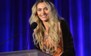 رغم حصولها على 65 مليون دولار.. ابنة مايكل جاكسون تفتح نزاعًا جديدًا حول تركة والدها