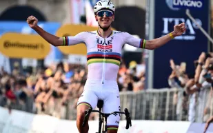 تادي بوجاكار يرتدي ساعة ريتشارد ميل RM 67-02 خلال فوزه بسباق "إل لومبارديا"