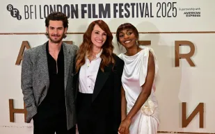 جوليا روبرتس وأندرو غارفيلد يخطفان الأضواء في العرض العالمي لـ After the Hunt