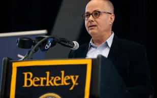 جامعة كاليفورنيا بيركلي تحتفل بعمر ياغي بعد نيله جائزة نوبل في الكيمياء 2025