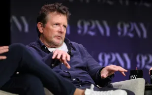 اعتراف طريف من مايكل جيه فوكس: سرقت تمثال حوت وندمت لأني لم آخذ الجيتار الأحمر