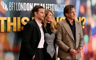 عقود من الصداقة تجمع ويل أرنت وبرادلي كوبر في فيلم "Is This Thing On" (فيديو)