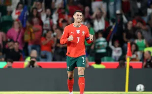 كريستيانو رونالدو يتصدر قائمة الأكثر تسويقًا في كرة القدم لعام 2025