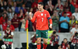 رونالدو يبتسم لانتقاد من ابنه.. والسبب مبابي (فيديو)