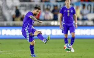 حارس ليونيل ميسي الشخصي يسجل هدفًا رائعًا في تحدٍ ودي (فيديو) 