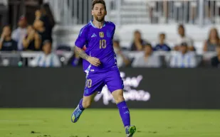 سبيد يستفز رونالدينيو بترتيب صادم لميسي.. فكيف كانت ردة فعله؟ (فيديو)