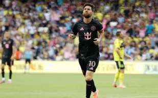 ميسي يقترب من رقم كارلوس فيلا التاريخي بعد موسم مذهل في الدوري الأمريكي (فيديو)