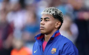 ظهور يامال مع صديقته في دوري بيكيه يثير جدلًا واسعًا بين الجماهير