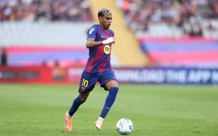 نجم برشلونة الصغير يخطف القلوب بأدائه أغنية مع شقيقه (فيديو)