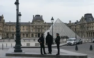 الشرطة الفرنسية تلقي القبض على عصابة سرقة اللوفر وتكشف ثغرات أمنية خطرة