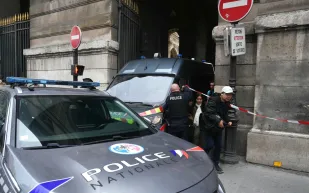 سرقة تاريخية في باريس.. لصوص يقتحمون متحف اللوفر ويفرّون بمجوهرات نادرة