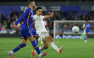 لحظة جنونية.. نيوم يطرد بعد 37 ثانية من دخوله في لقاء خيتافي وريال مدريد (فيديو)