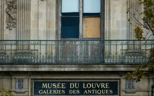 بصمات وDNA يكشفان اللغز.. فرنسا تضبط سارقي كنوز التاج الملكي