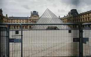 ملياردير شهير يعرض شراء المجوهرات المنهوبة من متحف اللوفر بشرط!