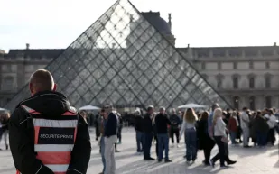 الشرطة الفرنسية تعتقل خمسة متهمين جدد في سرقة متحف اللوفر