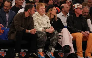 قبل قمة الكلاسيكو.. إد شيران يوجه تحية مؤثرة للاعبي برشلونة (فيديو)