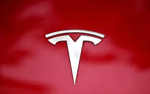 تسلا تواصل تطوير سيارتها بميزة تجعل السائق "اختيارياً"